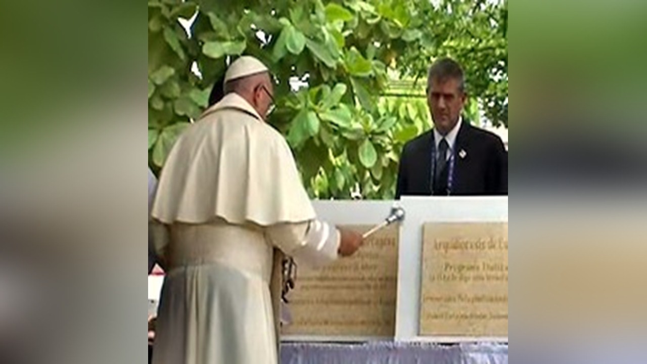 Papa Francisco bendice primera piedra de la obra Talitha Qum