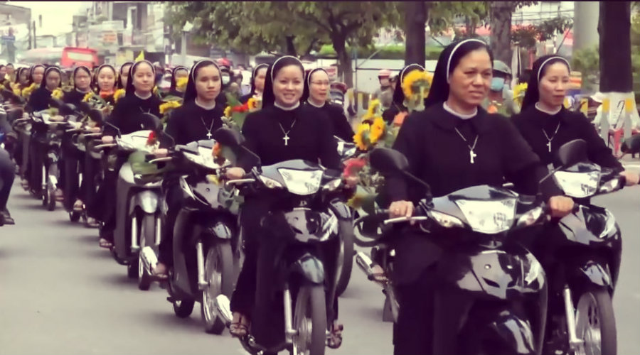 CURIOSA HISTORIA || Monjas en moto para escoltar a la Virgen María