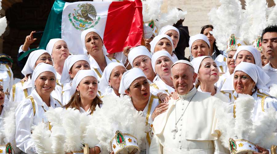 El Papa con algunos mexicanos en la Audiencia. Foto: Daniel Ibáñez / ACI Prensa