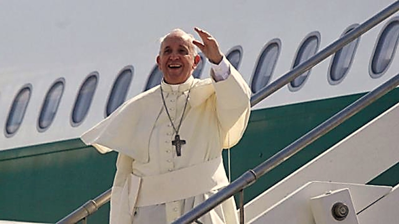 ¿Cómo es volar en el mismo avión con el Papa Francisco?